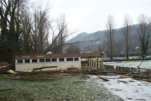 Altes Vereinsheim: Südansicht nach dem Sturm Lothar im Dezember 1999
