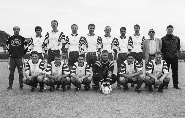 VfB Waldshut 2. Mannschaft - Saison 1999/2000
Hintere Reihe von links: Trainer Jürgen Keller, Sejdiu Valdet, Stefan Preiss, Axel Bindert, Michael Betz, Axel Knobloch, Joachim Stoll, Norbert
Bachmann, Betreuer Hermann Haliewicz, Ingo Siefermann. Vordere Reihe von links: Marco Marquart, Manfred Hass, Michele Maffai, Volker Bindert, Salvatore Vaccaluzo, Ralf Bartram.
Bild zum 90-jährigen Jubiläum. Aufgenommen am 24. Mai 2000 von Martin Köpfer.
