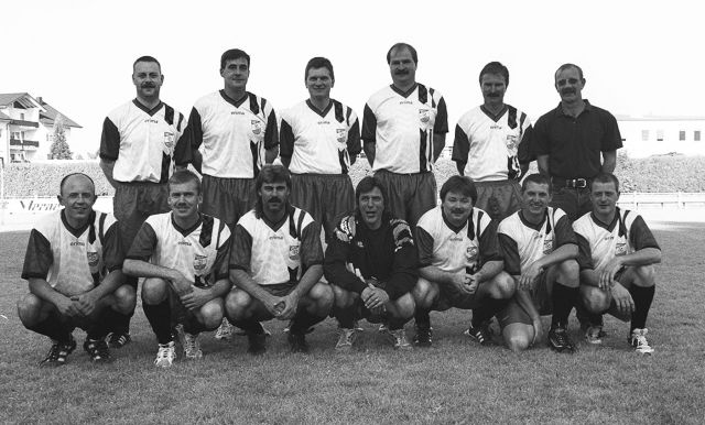 VfB Waldshut 3. Mannschaft - Saison 1999/2000
Hintere Reihe von links: Marko Müller, Martin Weinkötz, Uli Rotzinger, Martin Stoll, Joachim Stoll, Gerd Müller. Vordere Reihe von links:
Wolfgang Ertel, Thomas Lühs, Dietmar Knab, Norbert Wünsche, Michael Münch, Achim Fischer und Helmut Müller.
Bild zum 90-jährigen Jubiläum. Aufgenommen am 24. Mai 2000 von Martin Köpfer.
