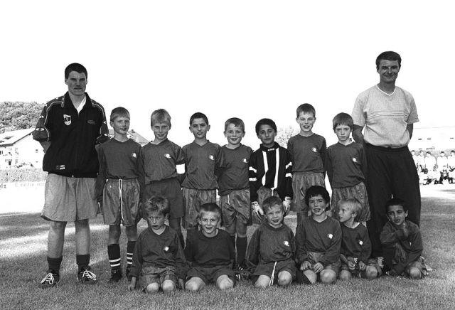 VfB Waldshut F-Junioren - Saison 1999/2000
Hintere Reihe von links: Betreuer Dirk Vonau, Michael Köpfer, Marvin Hezel, Kamuran Duran, Daniel Weinkötz, Tahir Celik, Alexander Naumow, Milan Reuter und Trainer Manfred Hass; vordere Reihe von links: Roberto Zipfel, Michael Bachmann, Peter Klink, Jan
Amsel, Rene Albers und Mahid Celik. Bild zum 90-jährigen Jubiläum. Aufgenommen am 24. Mai 2000 von Martin Köpfer.
