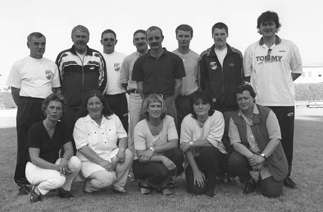 VfB Waldshut Jugendausschuss - Saison 1999/2000
Hintere Reihe von links: Vaso Precanica (D-Jugend), Helmut Piel (E-Jugend), Thomas Philipp (D-Jugend), Michael Rotzinger (A-Jugend), Gerd Müller (Jugendleiter und B-Jugend-Trainer), Manfred Hass (F-Jugend), Dirk Vonau (F-Jugend), Tommy Buschle (C-Jugend). In der vorderen Reihe die Elternvertreterinnen, ebenfalls von links: Brigitte Huber und Malu Rogg (E-Jugend), Andrea Hezel und Waltraud Bachmann (F-Jugend) sowie Susanne Vonau (D-Jugend).
Bild zum 90-jährigen Jubiläum. Aufgenommen am 24. Mai 2000 von Martin Köpfer.
