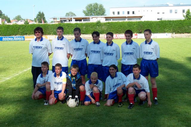 VfB Waldshut C-Jugend - Saison 1999/2000
Hintere Reihe von links: Trainer Tommy Buschle, Tobias Knape, David Meier, Alesandro Ombrello, Philipp Hamburger, Hasan Pala, Adrian Spielmann; vorne von links: Johannes Renz, Patrick Will, Matthias Vogt, Dirk Huber, Rocco Catalano, Esat Algel.
Bild zum 90-jährigen Jubiläum. Aufgenommen am 24. Mai 2000 von Martin Köpfer.
