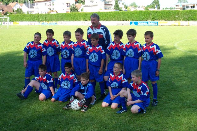 VfB Waldshut E-Jugend - Saison 1999/2000
Hintere Reihe von links: Angelo Accardi, Aliton Hüseym, Thomas Stenchly, Henrik Dambach, Trainer Helmut Piel, Marcel Rogg, Nico
Bischoff, Werner Späth und Ingo Kraus. Vordere Reihe von links: Alexander Bachmann, Martin Zumkeller, Nick Huber, Benedikt Veit und Benjamin Thinnes. Bild zum 90-jährigen Jubiläum. Aufgenommen am 24. Mai 2000 von Martin Köpfer.
