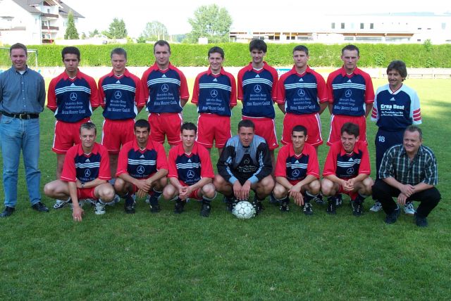 VfB Waldshut - 1. Mannschaft - Saison 1999/2000
Hintere Reihe von links: Volker Bindert (Betreuer), Engin Aslan, Klaus Plogmann, Avni Toverlani, Marco Marquart, Rouven Künze, Frank Maier, Goran Mutabdzic, Trainer Bruno Blum. Vordere Reihe von links: Steffen Rüther, Kalan Battal, Björn Bittl, Thomas Nusser, Carmine Marinaro, Stefan Rapp, Michael Hamburger (Abteilungsleiter Aktiv). Nicht auf dem Bild: Patrick Albicker, Albano Lettieri und Alan Softic.
Bild zum 90-jährigen Jubiläum. Aufgenommen am 24. Mai 2000 von Martin Köpfer.
