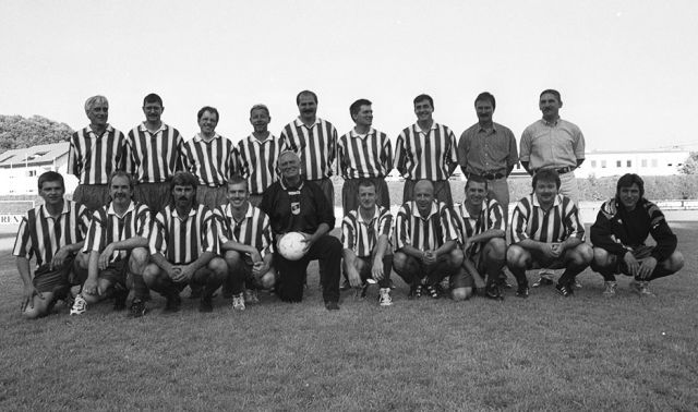 VfB Waldshut Alte Herren - Saison 1999/2000
Hintere Reihe von links: Christof Werner, Herbert Zimmermann, Peter Spiegelhalter, Manfred Hense, Martin Stoll, Uli Rotzinger, Martin Weinkötz, Joachim Stoll, Michael Rotzinger; vordere Reihe von links: Stefan Rimmele, Arno Gelbert, Dietmar Knab, Thomas Lühs, Albert Mergelmeyer, Helmut Müller, Wolfgang Ertel, Achim Fischer, Michael Münch und Norbert Wünsche.
Bild zum 90-jährigen Jubiläum. Aufgenommen am 24. Mai 2000 von Martin Köpfer.
