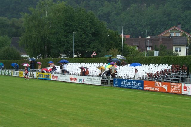 Die Gegentribüne zum 90-jährigen Jubiläumsspiel gegen den SC Freiburg
