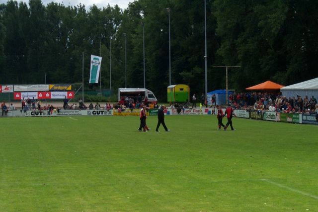 Der SC Freiburg inspiziert den Platz vor dem Spiel
Beim genauen Hinschauen ist Volker Finke als Trainer des SC Freiburg zu erkennen.
