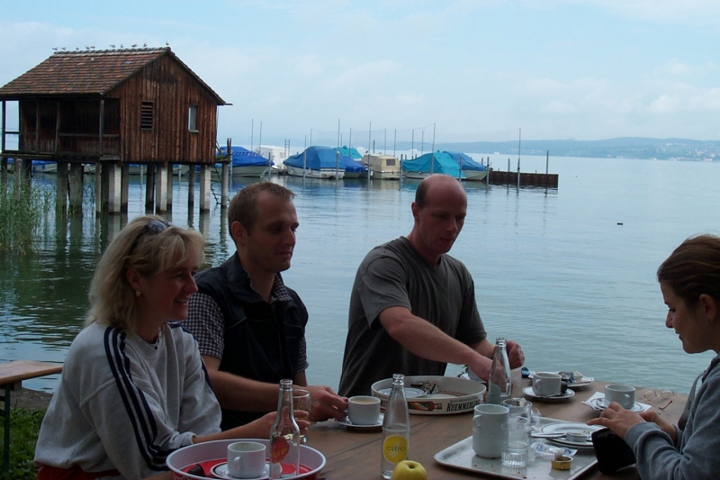 Frühstück am Bodensee
Pause während des dreitägigen Bodenseeausfluges im August 2000 an einem malerischen Platz zwischen Kreuzlingen und Aarbon. Von links: Sabine Flügel, Axel Knobloch, Jürgen Keller, Alexandra Knobloch.
