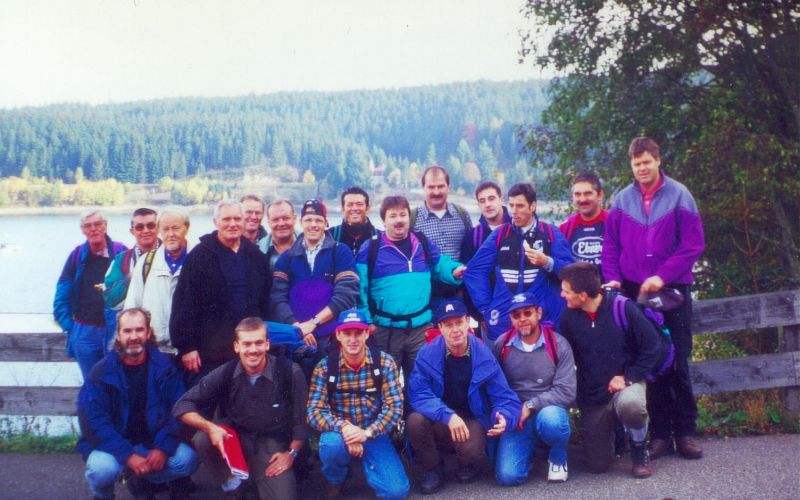 Am Start der Wanderung beim Stauwehr Schluchsee
Stehend von links: Lothar "Zotz" Rimmele, Günter Berthold, Hotte, Albert Mergelmeyer, Werner Tröndle, Wolfgang Senser, Peter Spiegelhalter, H. Frauendiener, Michael Münch, Martin Stoll, Martin Weinkötz, Norbert Wünsche, Michael Rotzinger, Martin Ruppelt. Kniend von links: Arno Gelbert, Thomas Lühs, Achim Fischer, Hubert Widmann, Manfred Henze, Ulrich Rotzinger.
