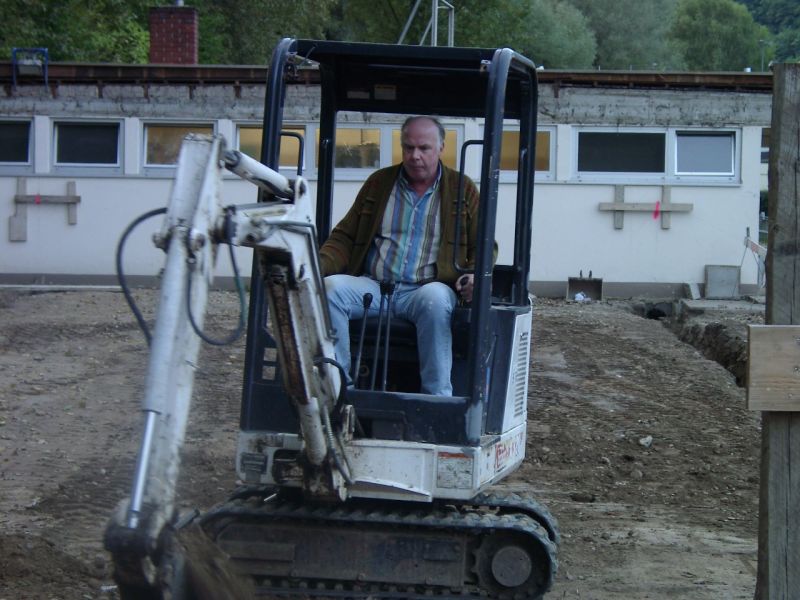 Walter Bindert mit seinem Minibagger
Er hebt die Fundamentgräben aus.
