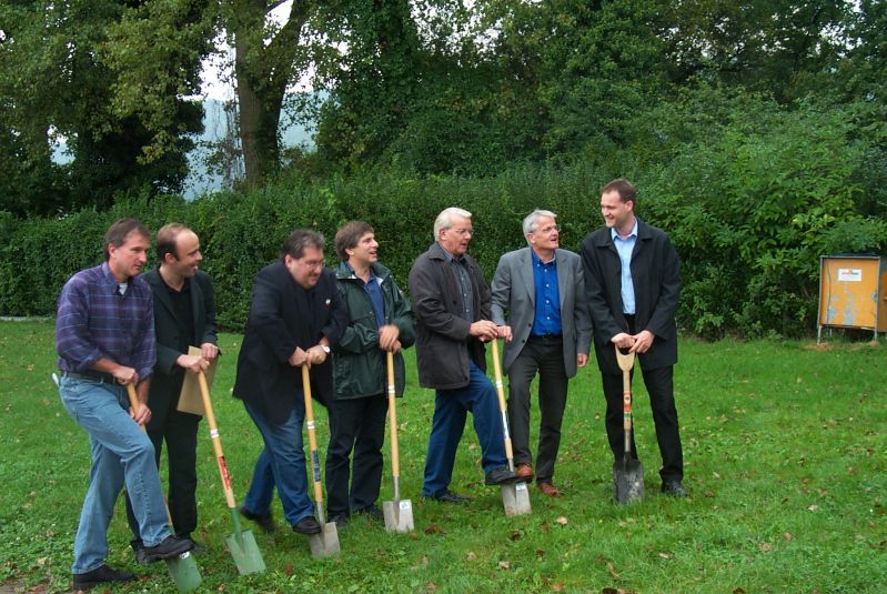 Der Spatenstich
Von links: Bauleiter Joachim Stoll, Architekt Kai Flender, 1. Vorstand Norbert Huber, Oberbürgermeister Martin Albers, Stadträte Rimmele und Scheuble, Architekt Ernesto Preiser.
