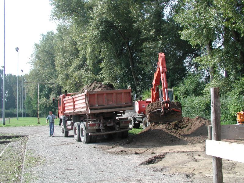 Ohne die Firma Stollbau geht beim Neubau nichts.
Hier sehen wir schweres Gerät. Auch leichtes Baugerät wurde bereitgestellt von der Fa. Stollbau und das über die gesamte Bauzeit. Vielen herzlichen Dank !
