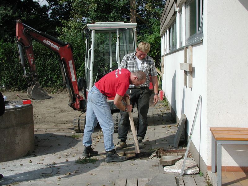 Ganz zu Anfang
Der Wasseranschluss für den Schuhputzbrunnen wird deinstalliert. Das machen Gerd Müller und Klaus Fricker.
