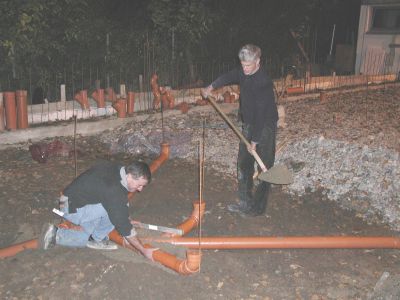 Zur Orientierung...
Hier wurde in dunkler Nacht von Uwe Hermle und Joachim Stoll die Abwasserleitungen für die heutigen Duschräume verlegt. Rechts im Hintergrund noch das alte Vereinsheim.
