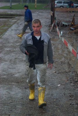 Regen, Regen, Regen
Beim Erstellen des Fundaments für den 1. Bauabschnitt war uns das Wetter nicht wohl gesonnen. Alle Beteiligten waren komplett nass. Wir sehen hier den voll durchnässten Stefan Sprenger, dem wir für seinen Einsatz herzlich danken.
