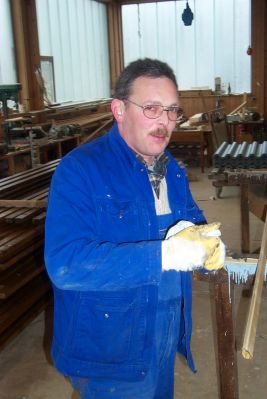 Die Dachplatten aus Eternit werden farblich angepasst
Wir sehen Thomas Philipp bei der Arbeit bei der Firma Holzbau Brunner in Schmitzingen. Da waren einige Arbeitseinsätze nötig.
