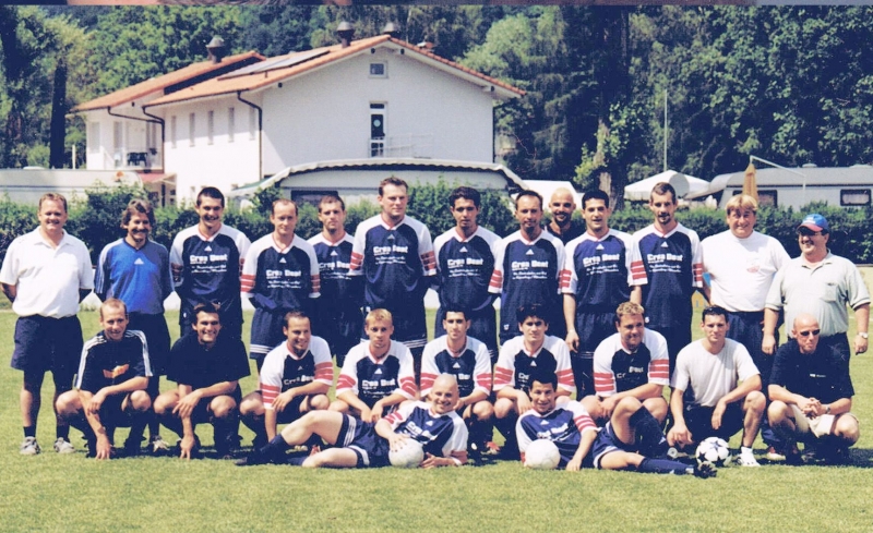 VfB Waldshut - 1. Mannschaft - Saison 2002/03 - Bezirskliga Oberrhein
Stehend von links: Abteilungsleiter Aktiv Michael Hamburger, Trainer Bruno Blum, Süleman Kaya, Christoph Weber, Ercan Aslan, Goran Mutabdzic, Engin Aslan, Allen Softic, Torhüter Marius Lütholz, Serdal Kizilay, ???, Betreuer Klaus Fricker, 1. Vorsitzender Norbert Huber. Kniend: Kai Hofer, Christian Rotzinger, Paolo Batista, Marc Schöpf, Carmine Marinaro, Murat Aydogan, Thomas 'Buffy' Nusser, Björn Bittle, Co-Trainer Joe Keller. Vorne: Albano Lettierie, Hamza Bouhouch.
