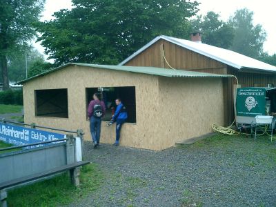 Jetzt beginnt die heiße Phase.
In 14 Tagen ist die Saison vorbei. Danach wird das alte Vereinsheim ausgebeint. Inzwischen entsteht als Anbau bei der alten Hütte ein "provisorisches" Vereinsheim das auch im Jahr 2008 noch stehen wird.
