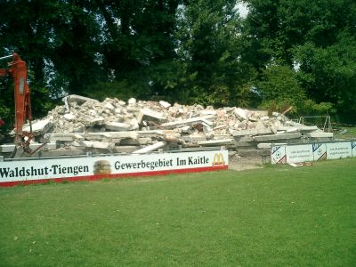 Altes Vereinsheim nur noch Schutthalde
Nach dem Abbruch im Juli 2003.
