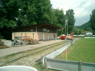 Nach dem Abbruch des alten Sportheims
steht der 1. Bauabschnitt ziemlich alleine da. Das wird sich aber bald ändern.  Der 2. BA wird genauso lang.
