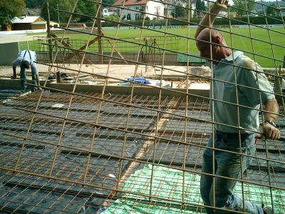 Jürgen Keller im Einsatz
Verlegen von Armierungsmatten für das Fundament des 2. Bauabschnitts
