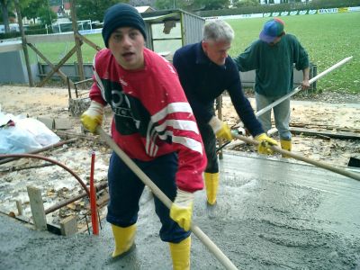 Betonieren des Fundaments
Ein weiterer Meilenstein war das Betonieren des Fundaments für den 2. Bauabschnitt an diesem Samstag. Um 5.30 Uhr ging´s los. Betonmischer nach Betonmischer rollte an. Durch unseren Bauleiter Joachim Stoll bestens vorbereitet und vom Wetter begünstigt lief die Aktion ohne Gegenwind und noch vor 12 Uhr war alles erledigt! Wir sehen Albano Lettieri und Uwe Hermle.
