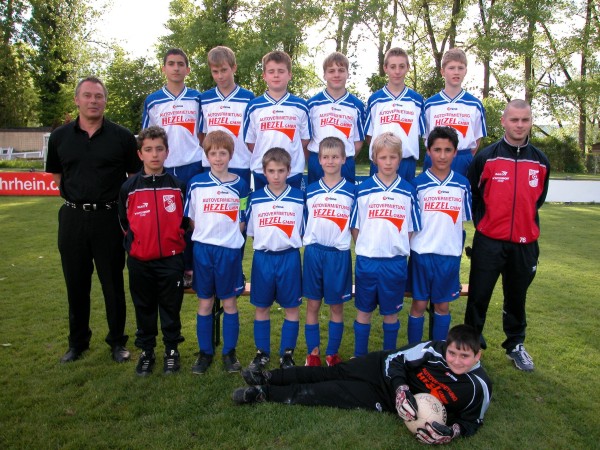 VfB Waldshut - D2-Junioren 2003/04
Trainer Albano Lettieri, Trikot-Sponsor Volker Hezel. Bild aufgenommen am 08.06.2004.
