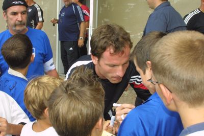 Fussballprofi Markus Schroth gibt Autogramme
