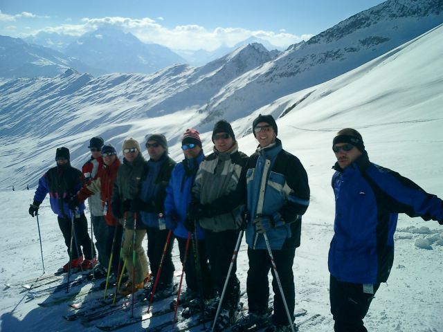 Auf den Pisten von Belalp im Wallis
Von rechts nach links: Thomas Lühs, Stefan Brauner, Uli Rotzinger, Manfred Henze, Michael Rotzinger, Klaus Maier, Dominik Heizmann, Uwe Hermle und Hubert Widmann. Ein toller Skitag bei sensationellem Wetter. Im Hintergrund ist das Matterhorn zu sehen.
