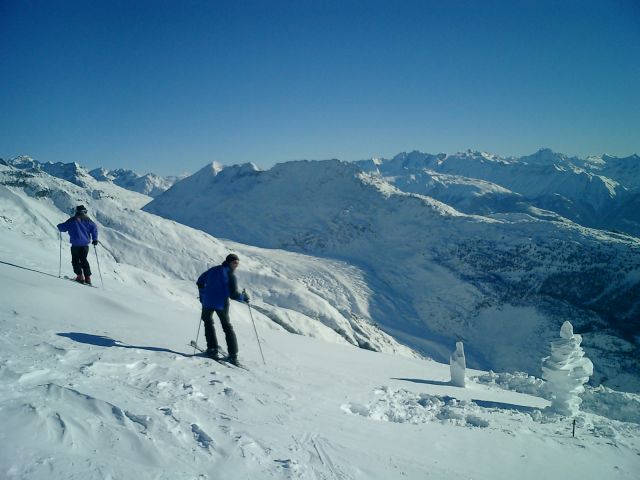 Mit Sicht auf den Aletschgletscher
Wenn man genau hinschaut erkennt man im Hintergrund tatsächlich den Aletschgletscher. Unsere Natur- und Sportfreunde Thomas Lühs und Hubert Widmann weisen uns den Weg.
