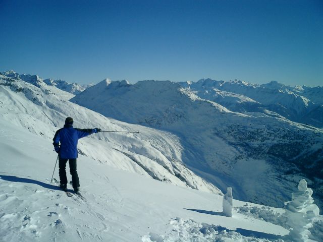 Thomas Lühs zeigt´s an
Vor einigen Jahren waren wir auf der Riederfurka untergebracht. Die ist über dem Aletschgletscher und sieht man von hier aus.
