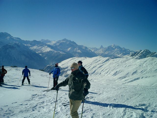 Matterhorn im Hintergrund
Die VfBler bei besten Bedingungen auf den Pisten der Belalp beim jährlichen Skiausflug. Von links: Dominik Heizmann, Thomas Lühs, Klaus Maier, Stefan Brauner (fast verdeckt).
