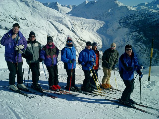 Skilaufen um den Aletschgletscher
Auf den Pisten der Belalp im Januar 2005. Von links: Martin Ruppelt, Uli Rotzinger, Hubert Widmann, Manfred Henze, Achim Fischer, Dominik Heizmann, Klaus Maier und Thomas Lühs.
