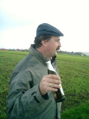 Erfrischung nach herzhaftem Aufstieg
Wir befinden uns auf den Höhen um Rickenbach im Schwarzwald. Nach mühsamem Aufstieg von Bad Säckingen aus.
