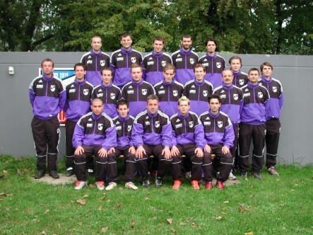 VfB Waldshut - 2. Mannschaft - Saison 2006/07
Hinten v.l.: Bindert Axel, Wagner Christian, Bacik Martin, Künze Rouven, Gampp Emanuel, Wachonski Kamil, Fleck Sebastian. Mitte v.l.: Ebner Rafael, Rapp Stefan, Vonau Andreas,Philipp Daniel, Meier David, Marquart Marco, Müller Gerd, Vella Jacek. Untenv.l.: Marques Luis, Cannas Angelo, Nusser Thomas, Alalla Bully, Duran Sedat.
