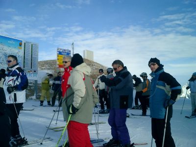 Gespannt auf die nächste Abfahrt
Auf den Pisten von Lech am Arlberg. Von links Dirk Prioun, Uwe Hermle, Ingo Siefermann, Joachim Stoll und Stefan Brauner.
