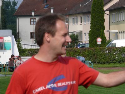 Patrick Albicker nach dem Sieg in Brombach
Sichtlich erleichtert nach dem gesicherten Klassenerhalt in der Bezirksliga. Beim FV Brombach wurde mit 2:1 gewonnen. In der Halbzeit lag die Mannschaft noch mit 0:1 zurück und wäre mit diesem Ergebnis abgestiegen gewesen.
