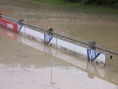 Das Hochwasser sinkt.
Aber der Dreck bleibt da.
