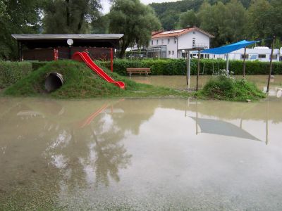 Auch der neue Spielplatz wurde von den Wassermassen in Besitz genommen.
