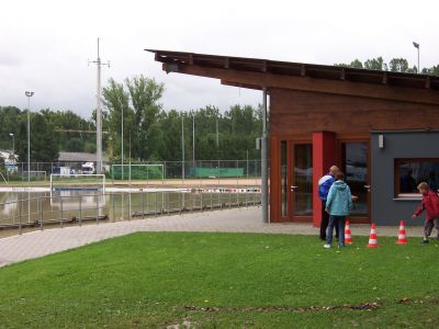 Hochwasser im August 2007
Der Rasenplatz ist nach eben abgeschlossener Sanierung mit Wasser vollgelaufen. Das neue Vereinsheim hat nichts abbekommen. Das Aufstocken beim Neubau hat sich gelohnt.
