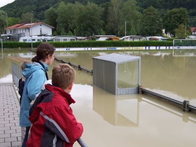 Wir staunen
Zum 1. Mal nach 1999 wurde der VfB-Sportplatz durch ein erneutes, schlagartiges und annäherndes Jahrhundert-Hochwasser heimgesucht. Der komplette Rasenplatz und große Teile der Aussenanlage stehen unter Wasser.
