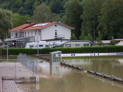 Hochwasser auf dem VfB-Platz
Nach der aufwendigen Rasenplatzsanierung im Juli 2007 wurde der Platz im August vom Hochwasser überflutet.
