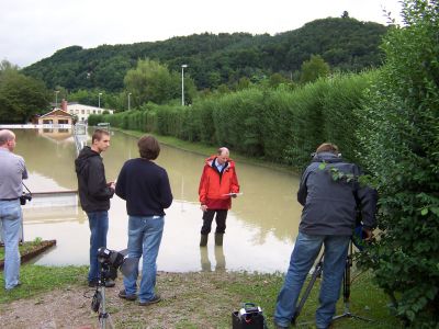 Die SWR-Landesschau informiert
Ein Team der SWR-Landesschau berichtete ab den 18.00-Uhr Nachrichten im Südwest-Fernsehen praktisch stündlich live vom VfB-Sportplatz über das Hochwasser und dessen Entwicklung, über die Wassermassen, die die Aare mit aus der Schweiz brachte.
