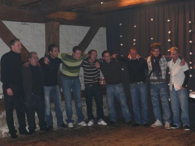 Die 1. Mannschaft singt Karaoke.
