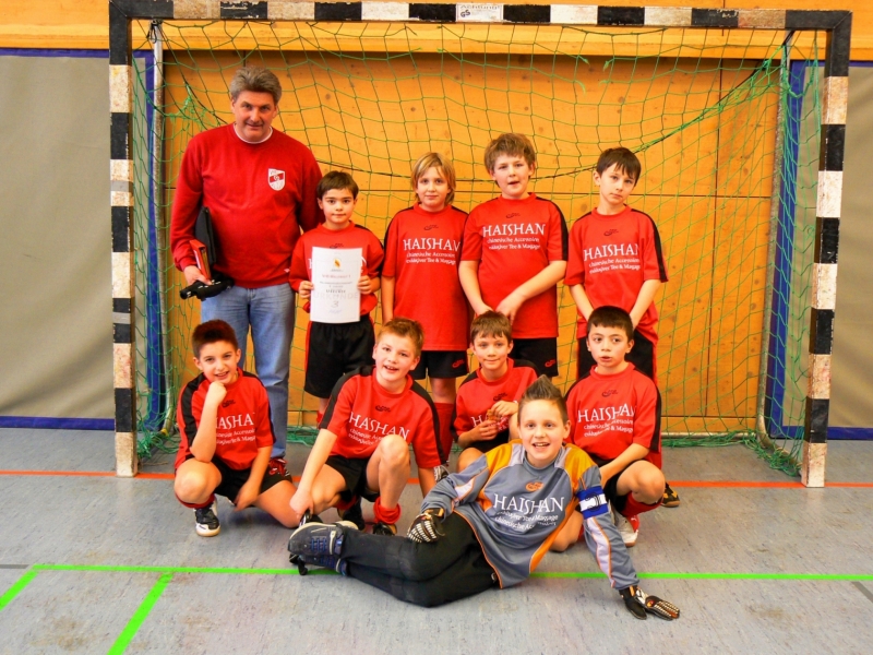 Die E-Junioren kamen auf den 3. Platz von ca. 120 Mannschaften
Hallenbezirksmeisterschaft 2008 in Lörrach vom 02.02.08.
Stehend von links: Trainer Uli Schlegel, Matteo Mäder, Daniel Kasav, Robin Kissel, Leo Stapf. Kniend: Ediz Schlegel ,Andreas Lissmann, Fabian Eppler, Celihan Karacan. Liegend Torwart: Lukas Orlin.


