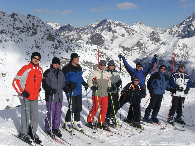 Tolles Wetter, super Schnee und fast niemand auf den Pisten
Von links: Uwe Hermle, Joachim Stoll, Stefan Rimmele, Ingo Siefermann, Ulrich Rotzinger, Peter Spiegelhalter, Thomas Lühs, Michael Rotzinger, Dirk Piorun.
