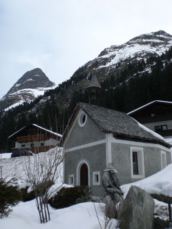 Auch diese Aussicht direkt aus unserer Unterkunft
Kapelle vor dem Haus flankiert von tollen Bergen.
