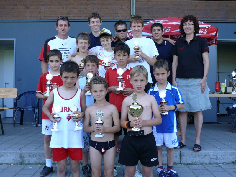 Tolles Ergebnis beim Sponsorenlauf am 21.06.2008
Sie dürfen wie alle anderen Teilnehmer auch stolz sein auf ihre Leistungen beim Sponsorenlauf: die Gewinner der Pokale für die meisten absolvierten Runden und das meiste eingelaufene Sponsorengeld in der jeweiligen Altersklasse. Besonders herausragend rechts vorne Timo Schiess (Sponsorengeld), links vorne Süleyman Karacan (gelaufene Runden).
