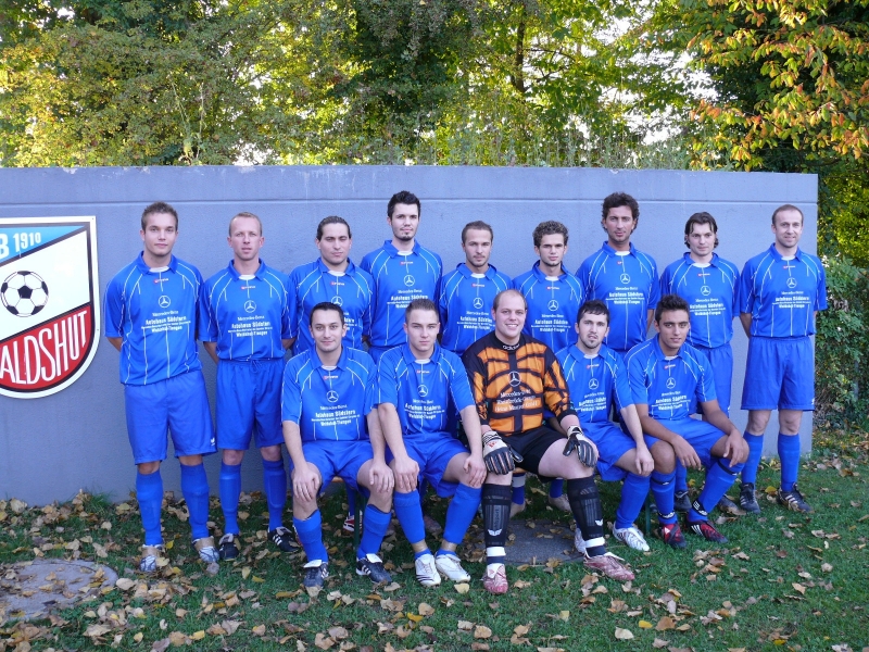 VfB Waldshut - 2. Mannschaft - Saison 2008/09
Stehend von links: Benjamin Lauther, Wolfgang Weinert, Luis Marques, Emanuel Gampp, Xhyle Peci, Miran Peci, Faton Shemsiu, Thorsten Bittl, Axel Bindert. Sitzend: Michele Maffei, Benjamin Ertel, Nico Keller, Refki Morina, Rene Daniel. Nicht auf dem Bild: Duga Bekim, Liridon Shala, Dirk Huber, Thomas Nusser, Sedat Duran. Aufgenommen im Oktober 2008 vor dem Spiel gegen den FC Rot-Weiß Weilheim II - 2:2, in der Kreisliga B5.
Schlüsselwörter: 2. Mannschaft