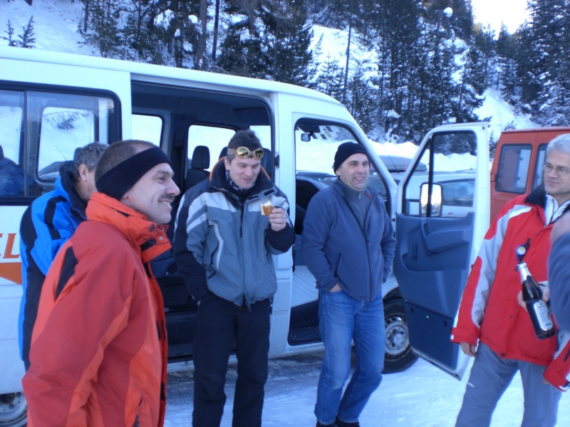 Warten
Am Samstag müssen wir warten, bis der Tunnel nach Livigno geöffnet wird. Wie man sieht ist es kalt.
